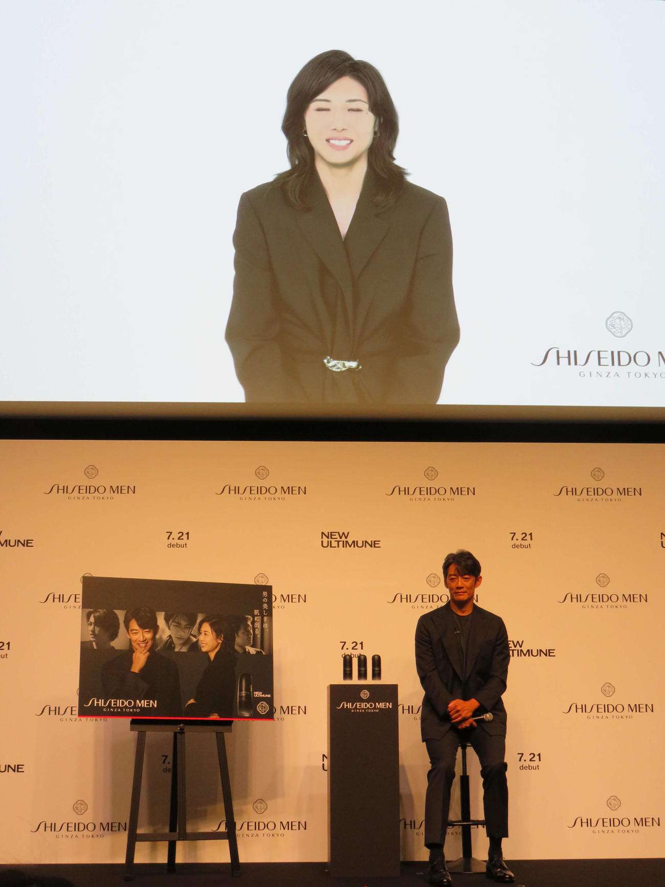 「SHISEIDO MEN」新CM発表会で、妻の松嶋菜々子からのビデオレターを見つめる反町隆史（撮影・村上幸将）