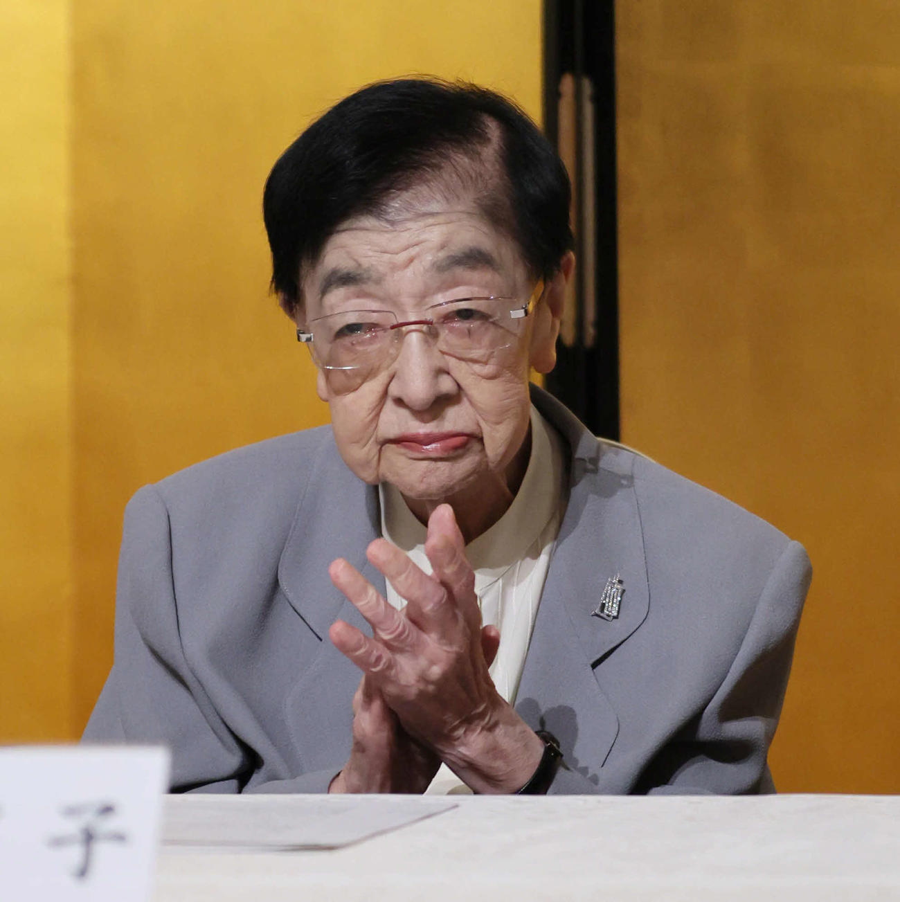 石井ふく子白寿記念公演「かたき同志」の発表会見に臨む石井ふく子（撮影・宮崎幸一)