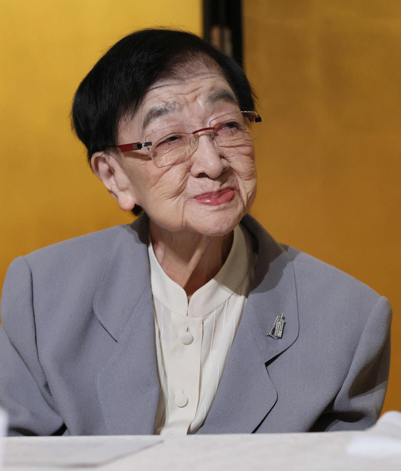 石井ふく子白寿記念公演「かたき同志」の発表会見で、出演者の話に笑顔を見せる石井ふく子（撮影・宮崎幸一)