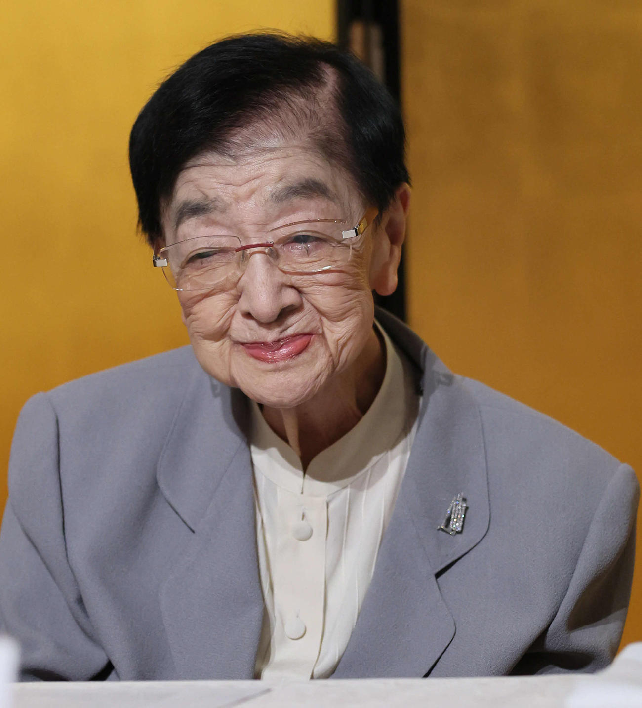 石井ふく子白寿記念公演「かたき同志」の発表会見で、出演者の話に笑顔を見せる石井ふく子（撮影・宮崎幸一)
