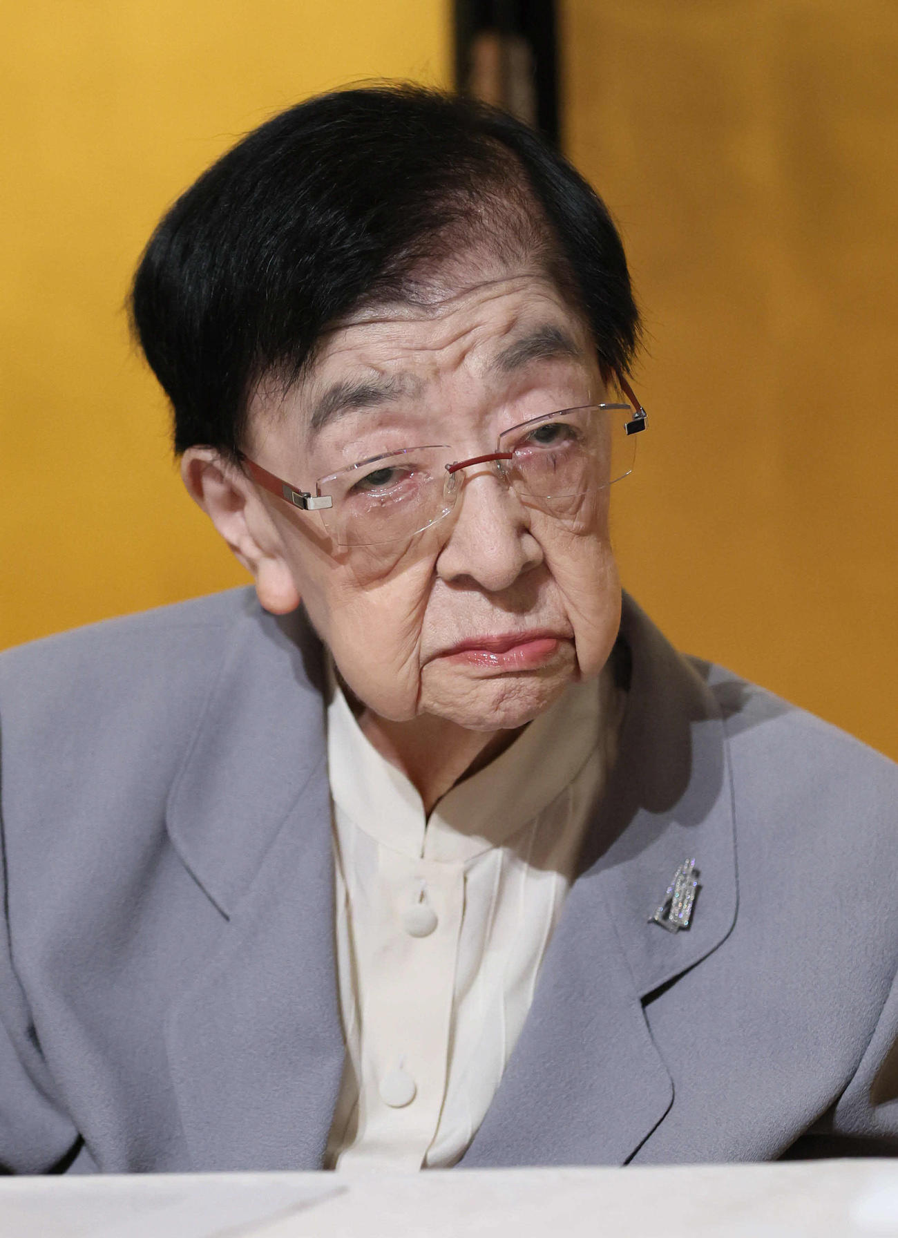 石井ふく子白寿記念公演「かたき同志」の発表会見で、出演者の話に聞き入る石井ふく子（撮影・宮崎幸一)