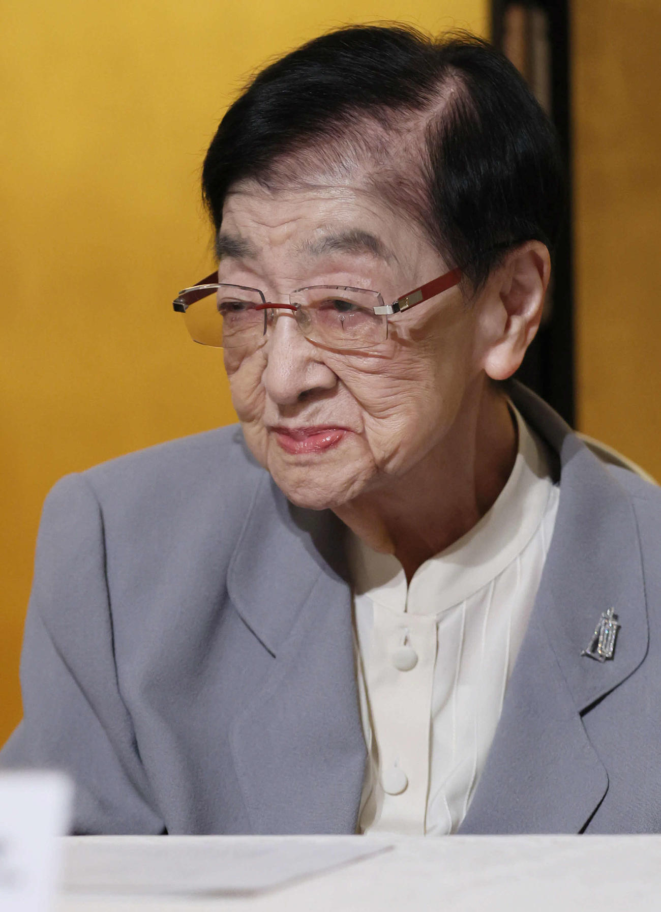 石井ふく子白寿記念公演「かたき同志」の発表会見で、出演者の話に笑顔を見せる石井ふく子（撮影・宮崎幸一)