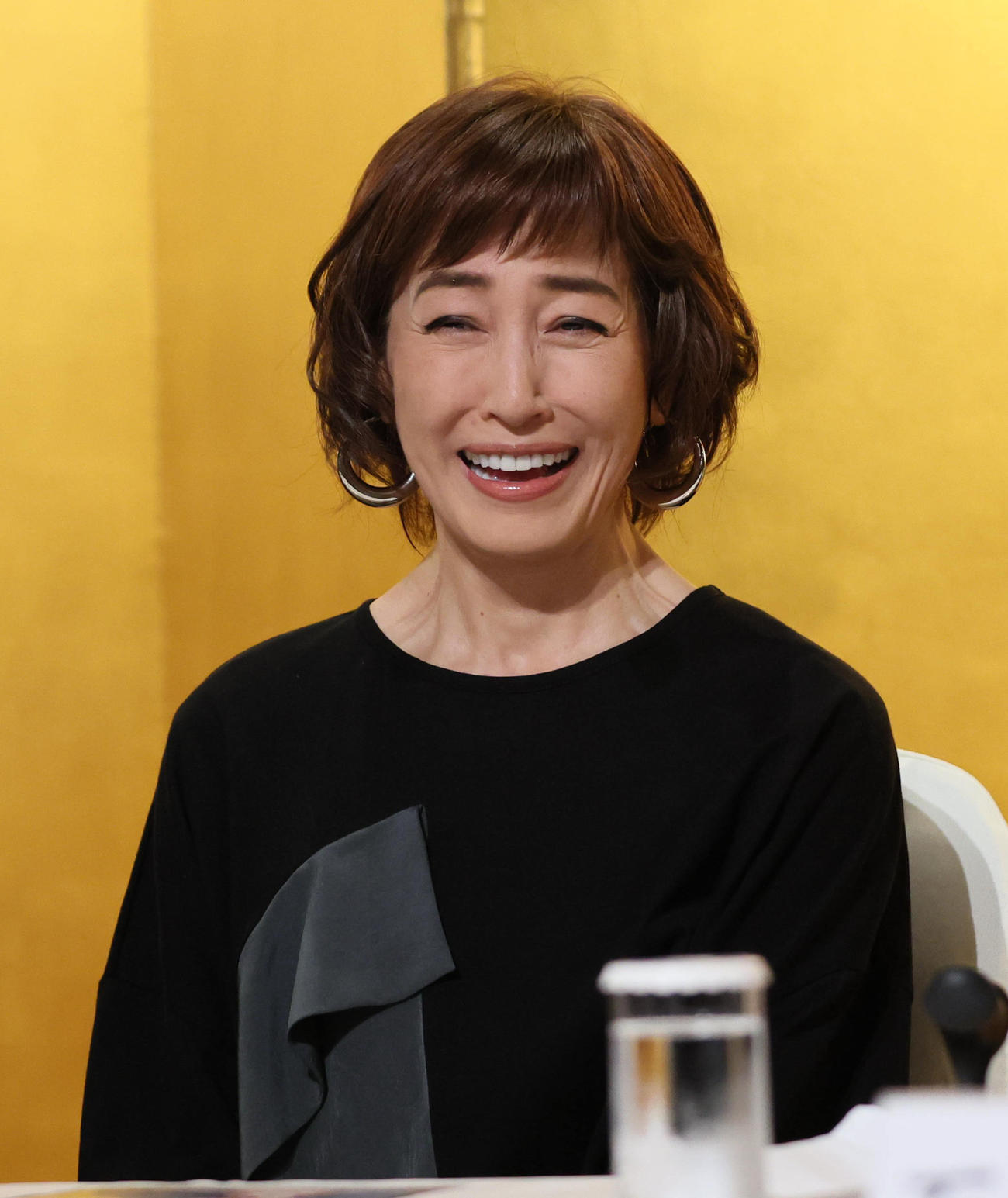 石井ふく子白寿記念公演「かたき同志」の発表会見で共演者の話に笑顔を見せる高島礼子（撮影・宮崎幸一)