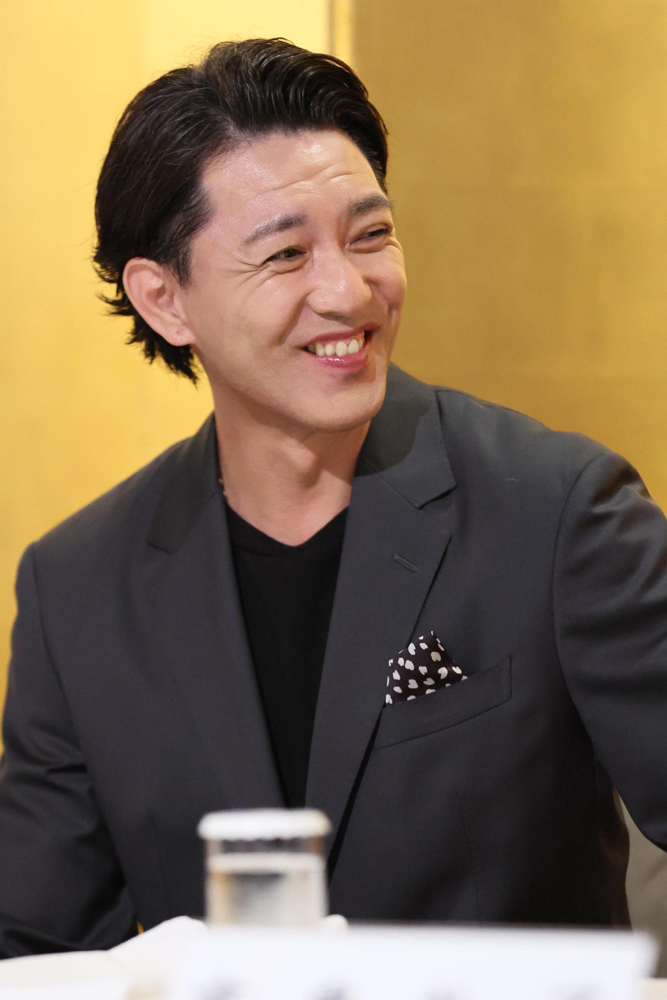 石井ふく子白寿記念公演「かたき同志」の発表会見で、共演者の話に笑顔を見せる金子昇（撮影・宮崎幸一)