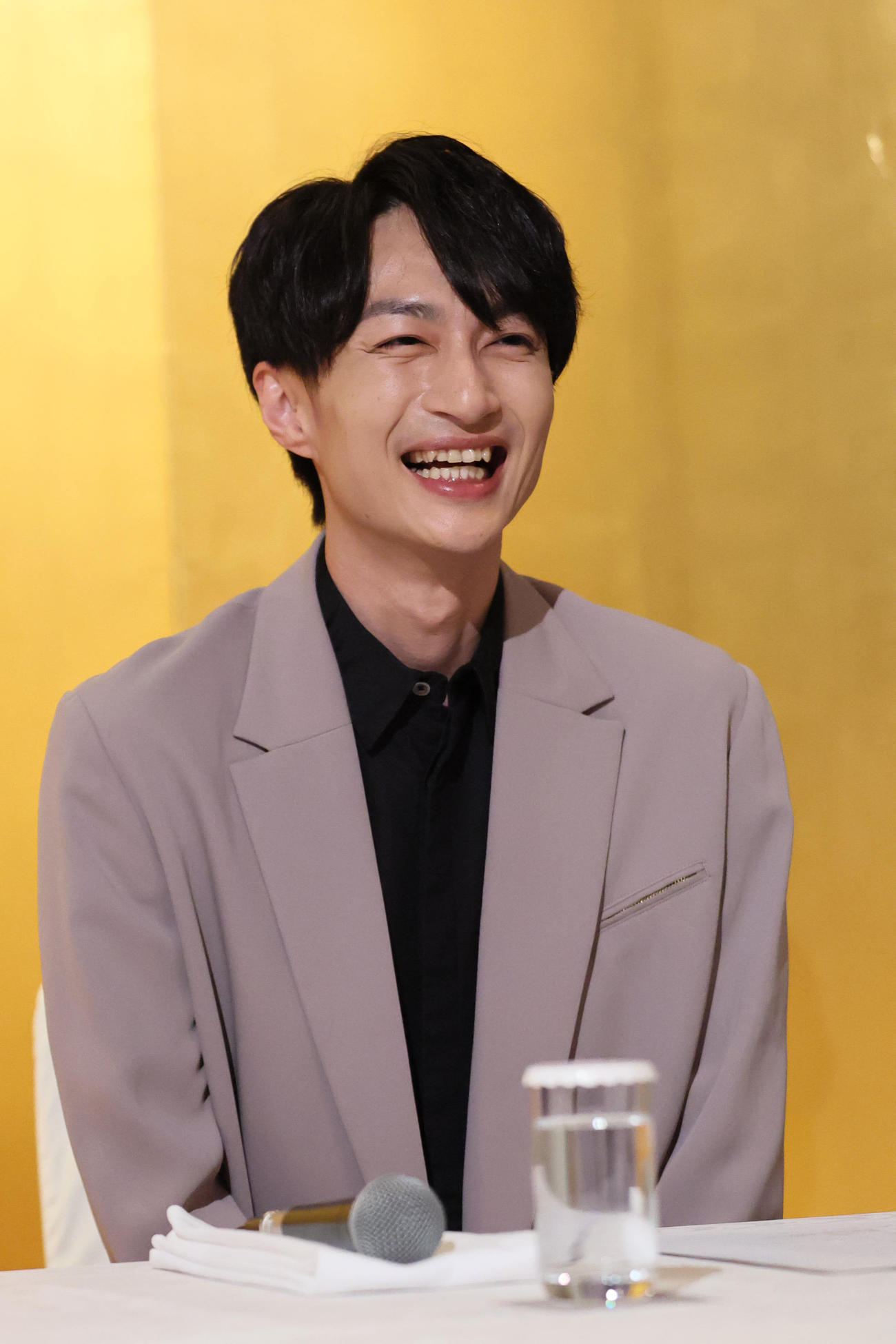 石井ふく子白寿記念公演「かたき同志」の発表会見で、共演者の話に笑顔を見せる木戸邑弥（撮影・宮崎幸一)