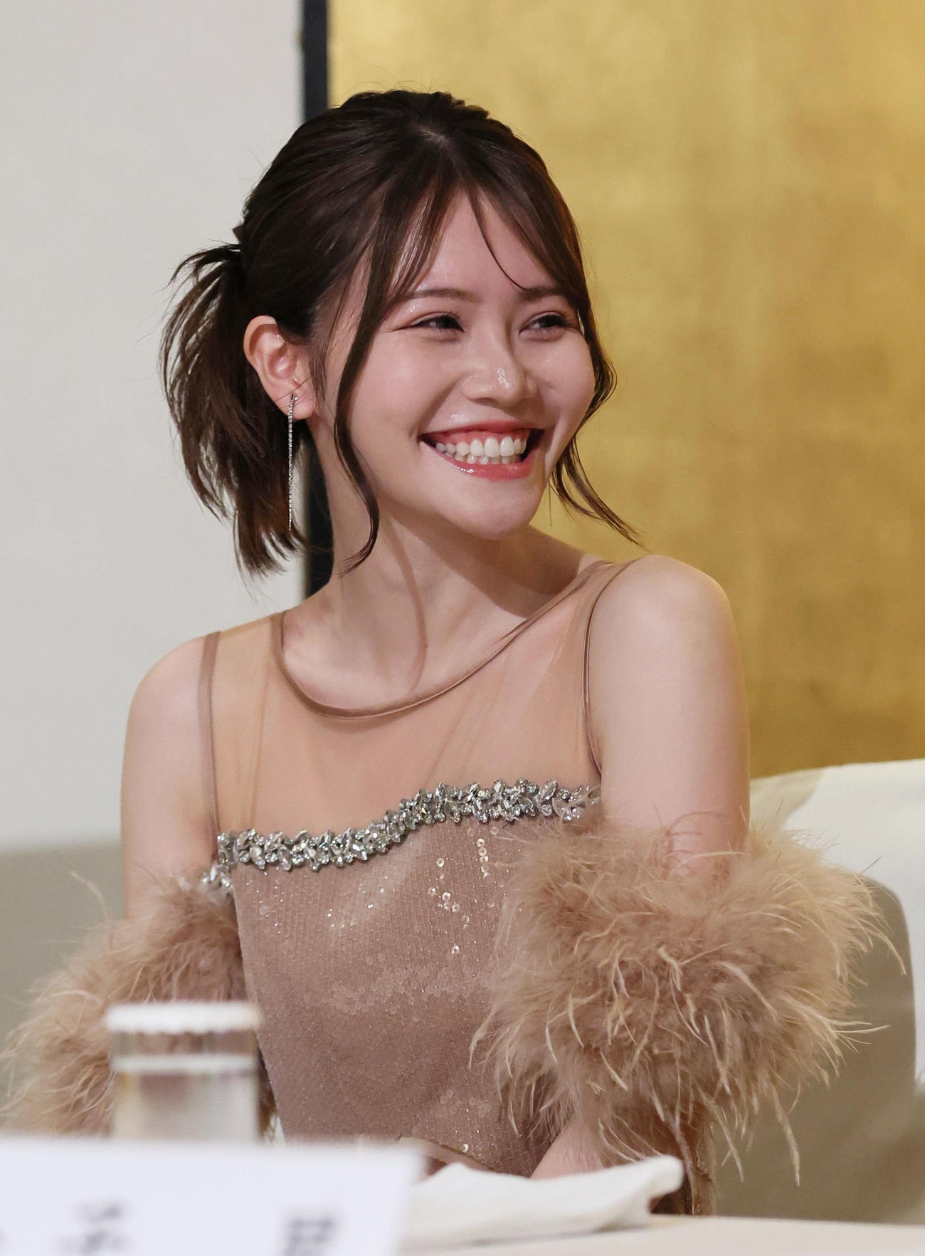 石井ふく子白寿記念公演「かたき同志」の発表会見で共演者の話に笑顔を見せる込山榛香（撮影・宮崎幸一)