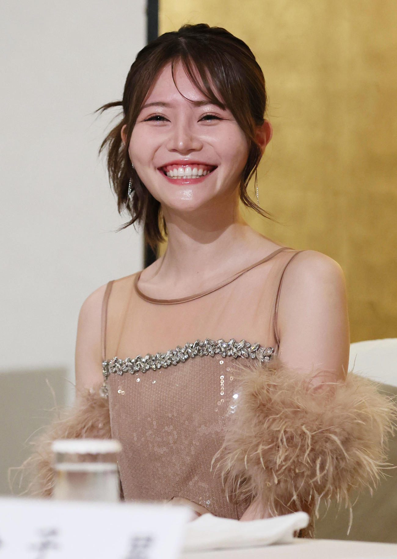 石井ふく子白寿記念公演「かたき同志」の発表会見で共演者の話に笑顔を見せる込山榛香（撮影・宮崎幸一)