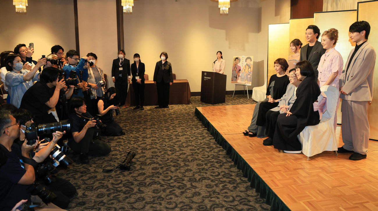 大勢の報道陣が詰めかけた石井ふく子白寿記念公演「かたき同志」の発表会見（撮影・宮崎幸一)