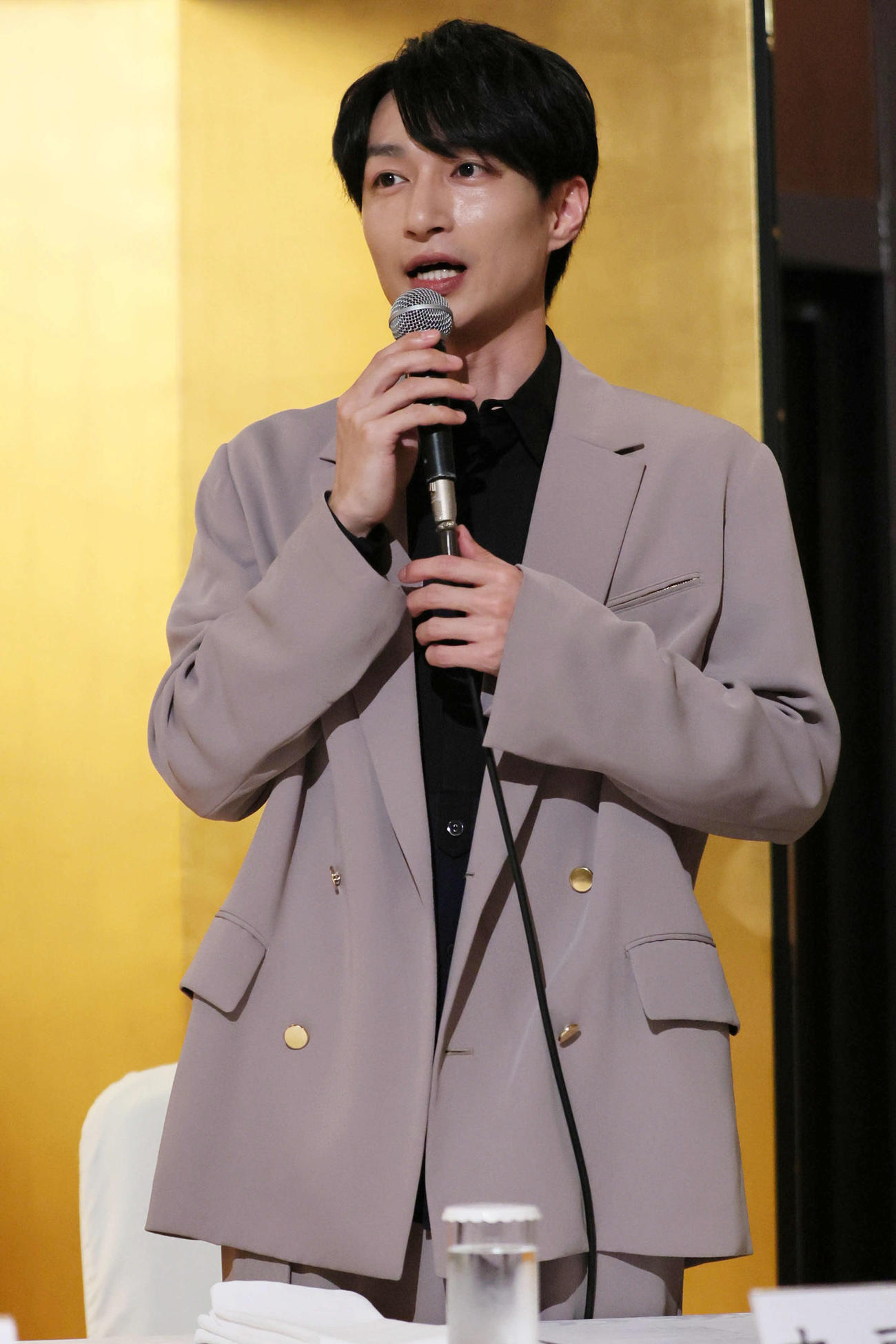 石井ふく子白寿記念公演「かたき同志」の発表会見であいさつする木戸邑弥（撮影・宮崎幸一)