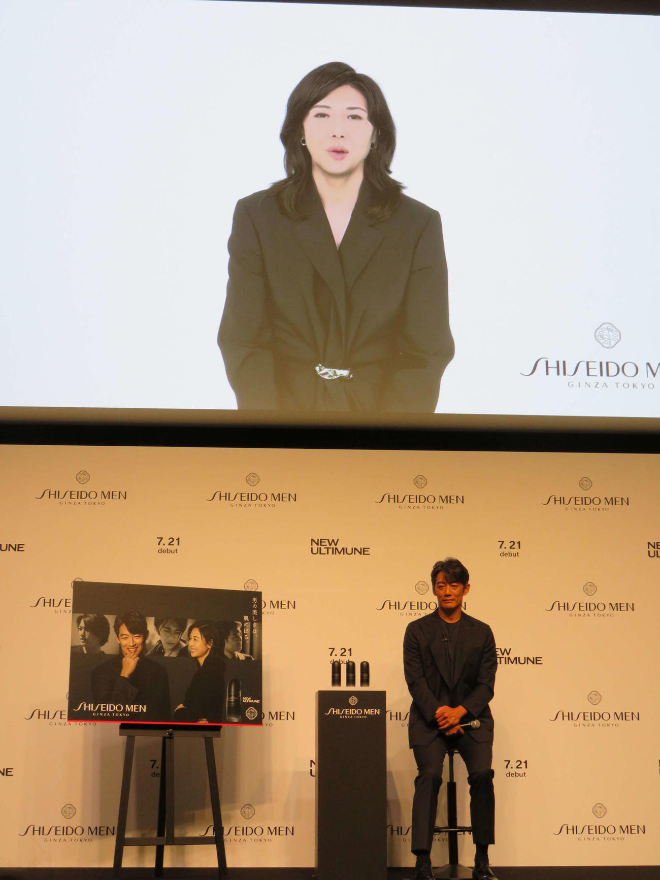 「SHISEIDO MEN」新CM発表会で、妻の松嶋菜々子からのビデオレターを見つめる反町隆史（撮影・村上幸将）
