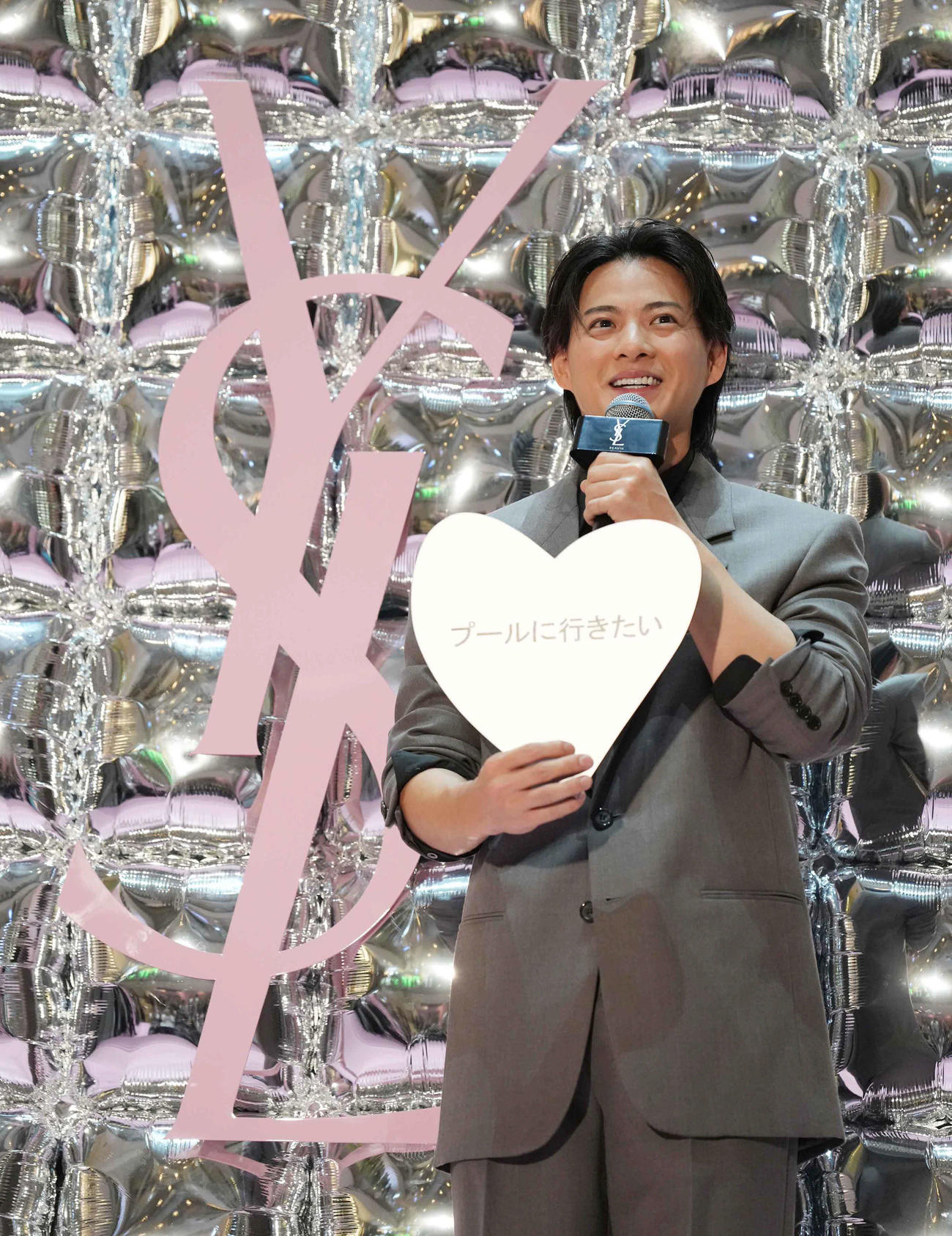 「YSL BEAUTY LOVE GAME TOKYO UNDERGROUND」レセプションで七夕の願い事を披露する平野紫耀（撮影・小沢裕）