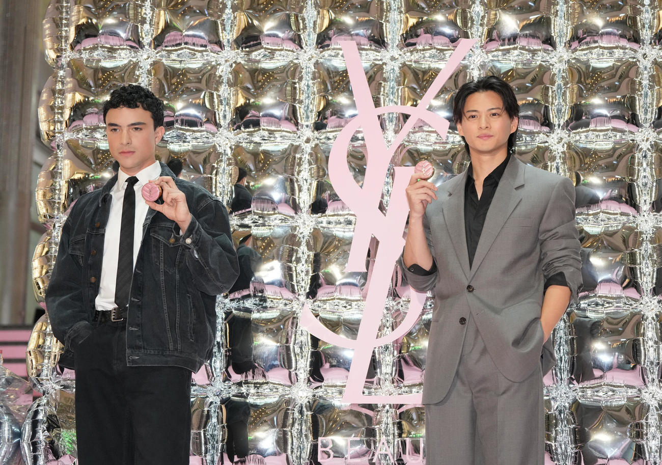 「YSL BEAUTY LOVE GAME TOKYO UNDERGROUND」レセプションに臨む平野紫耀。左はサム・ヴィッサー（撮影・小沢裕）