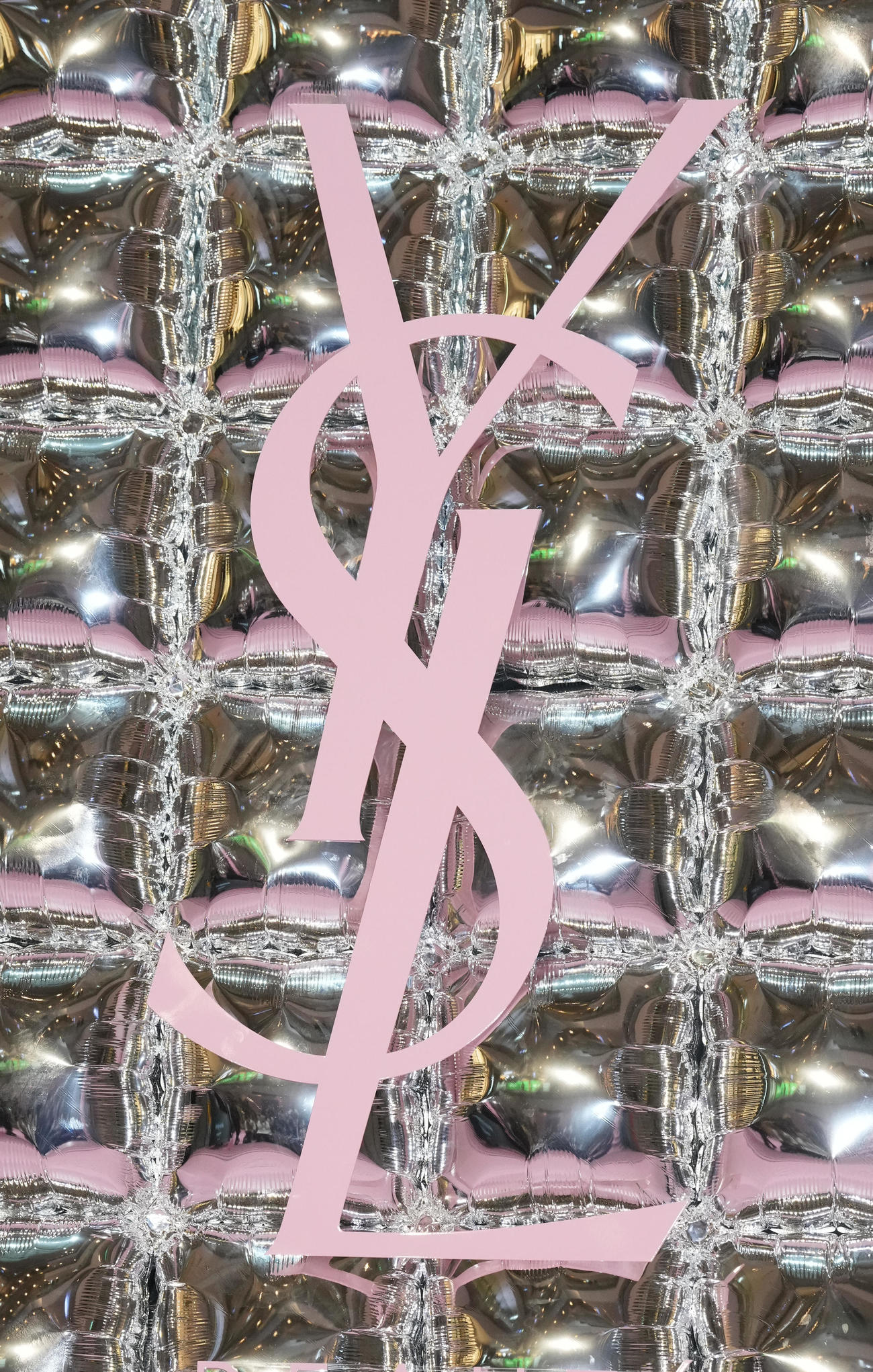 「YSL BEAUTY LOVE GAME TOKYO UNDERGROUND」レセプションに臨む平野紫耀。左はサム・ヴィッサー（撮影・小沢裕）