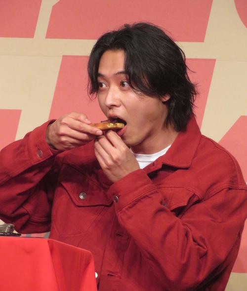 山﨑賢人、ピザハット新作試食「おいしい」マイクなしで感想生披露も