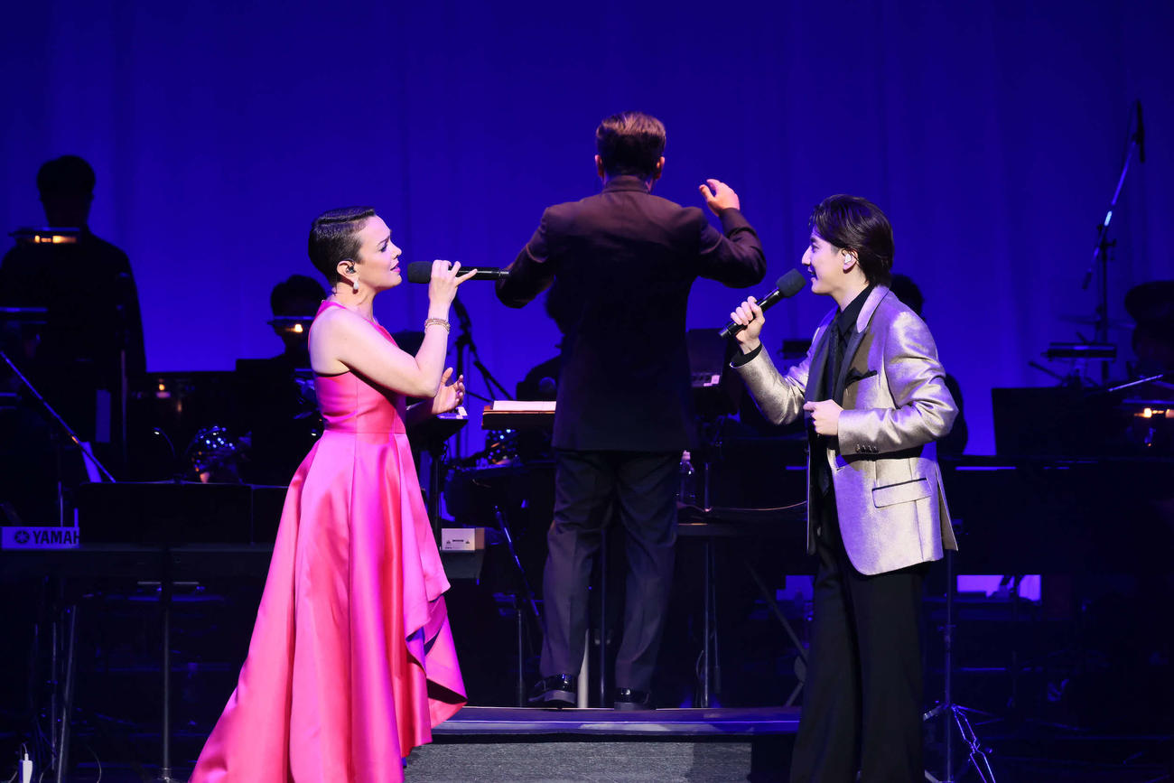 歌唱するカーラ・リンゼイと日本人ゲストとして出演した京本大我