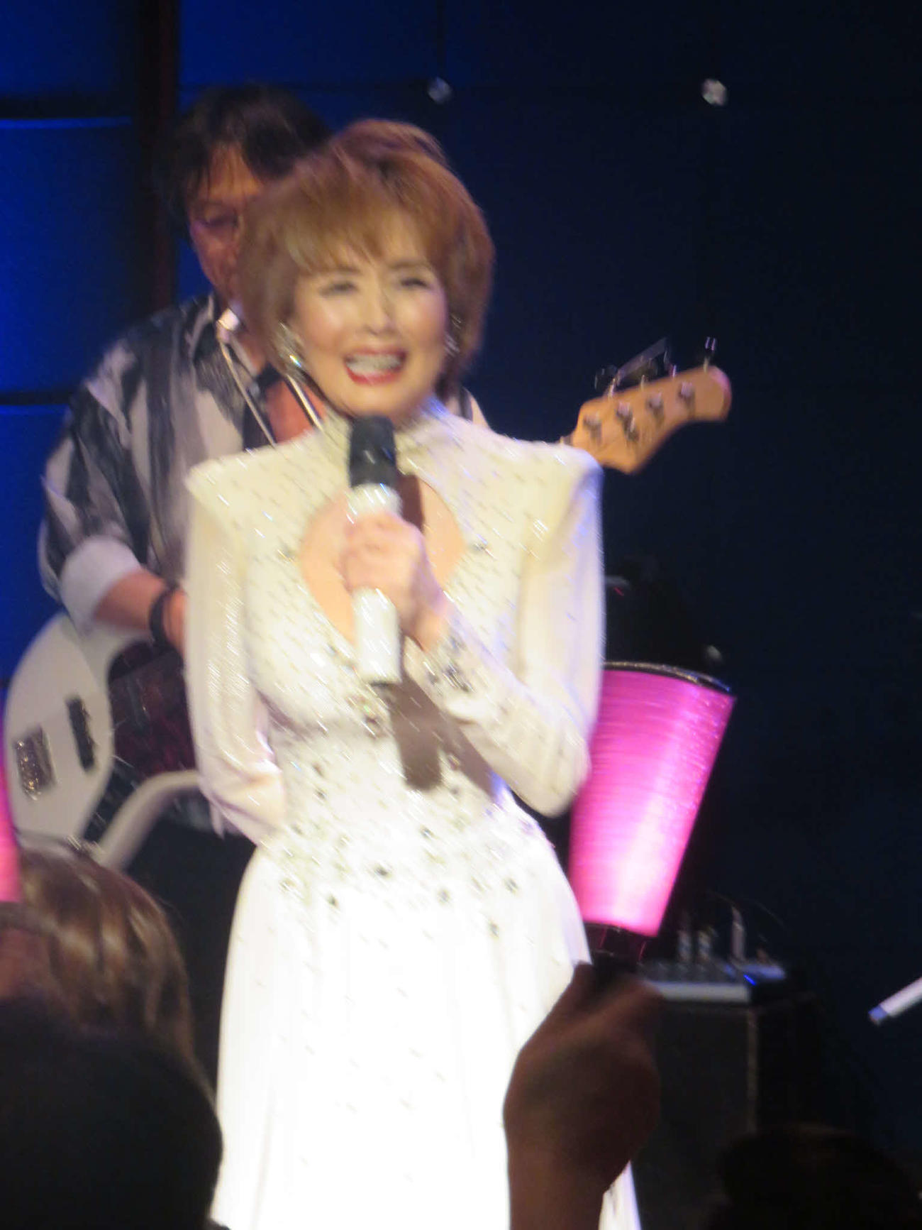 熱唱する小柳ルミ子