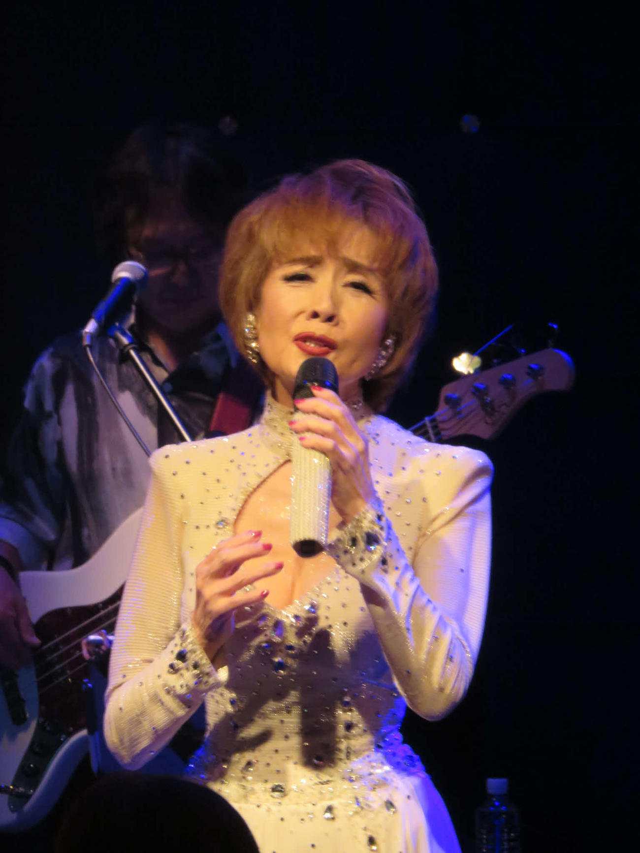 熱唱する小柳ルミ子