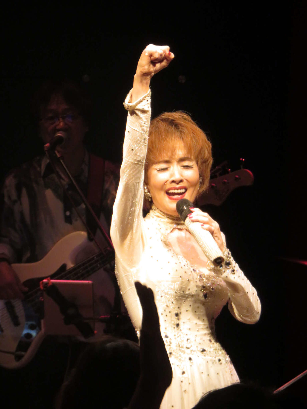 熱唱する小柳ルミ子
