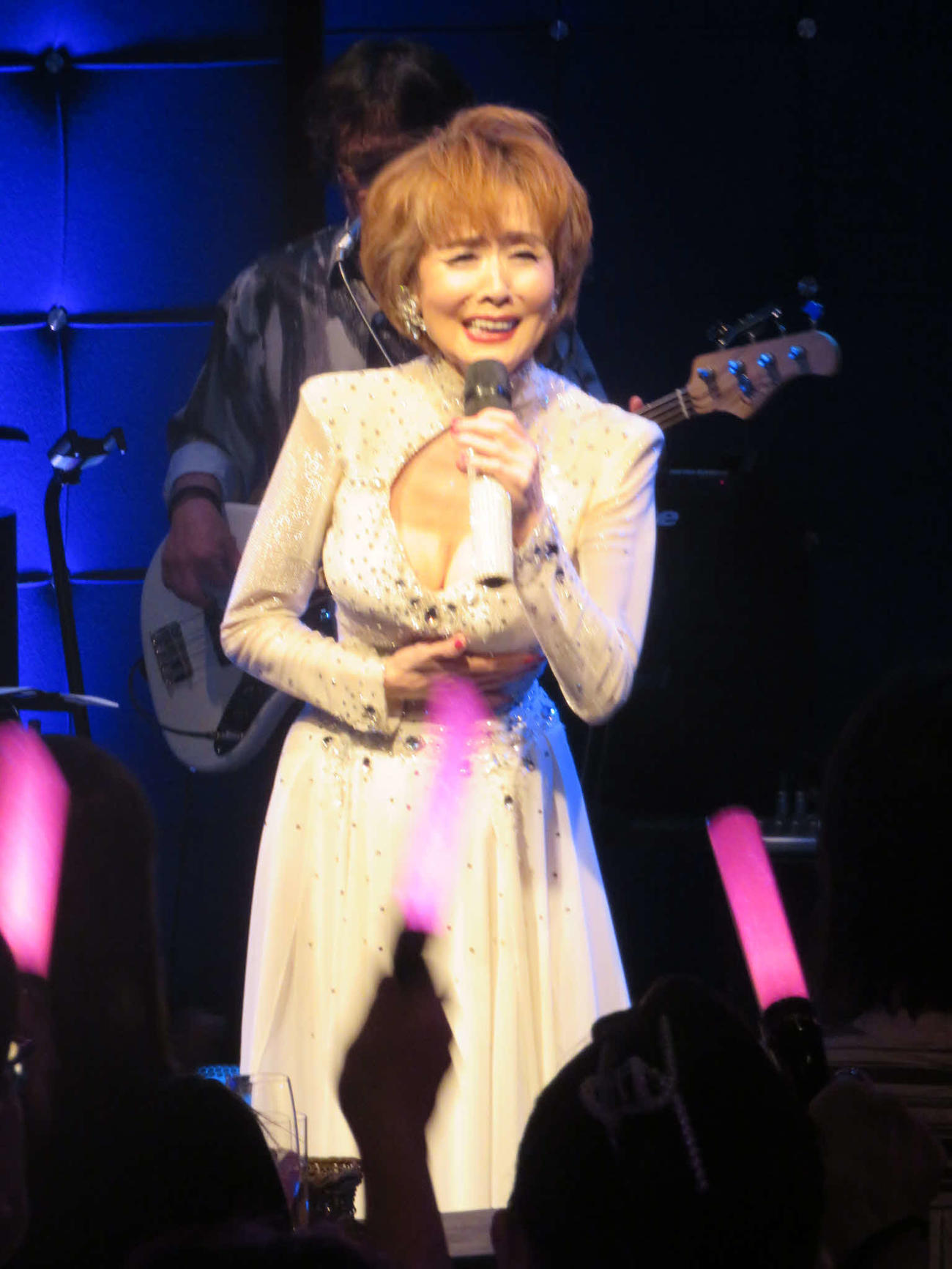 熱唱する小柳ルミ子