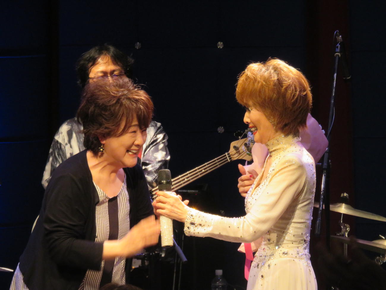 川中美幸（左）が小柳ルミ子に花束をプレゼント