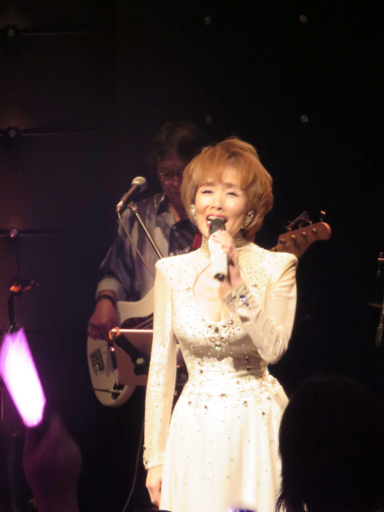 熱唱する小柳ルミ子