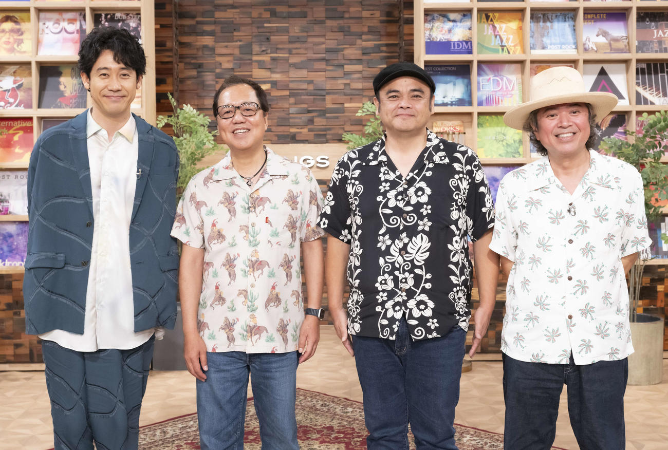 NHK「SONGS」に出演するBEGINと大泉洋（左）