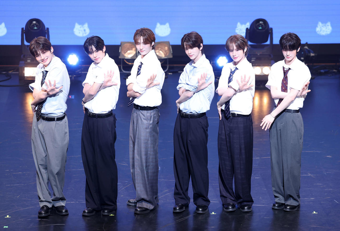 「はじめまして」発売記念イベントに臨むTWS、左からJIHOON、DOHOON、YOUNGJAE、SHINYU、KYUNGMIN、HANJIN（撮影・鈴木正人）