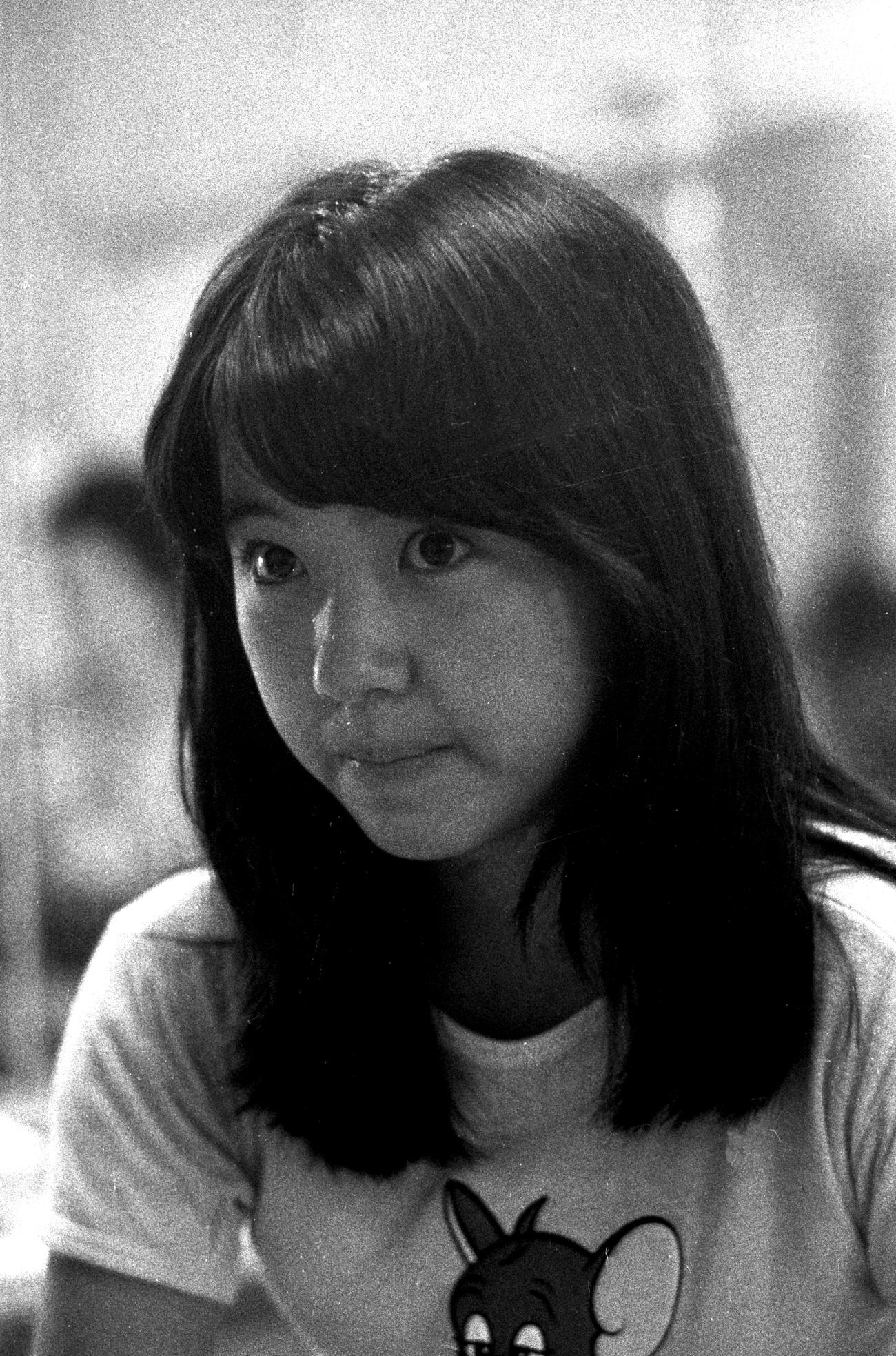 浅田美代子は1973年「時間ですよ」のお手伝い役でデビュー。劇中歌でデビュー曲の「赤い風船」は1年で50万枚近くを売り上げオリコンの年間セールス10位の大ヒット。73年の日本レコード大賞で新人賞を受賞。アイドルとして人気上昇する（1973年8月撮影）