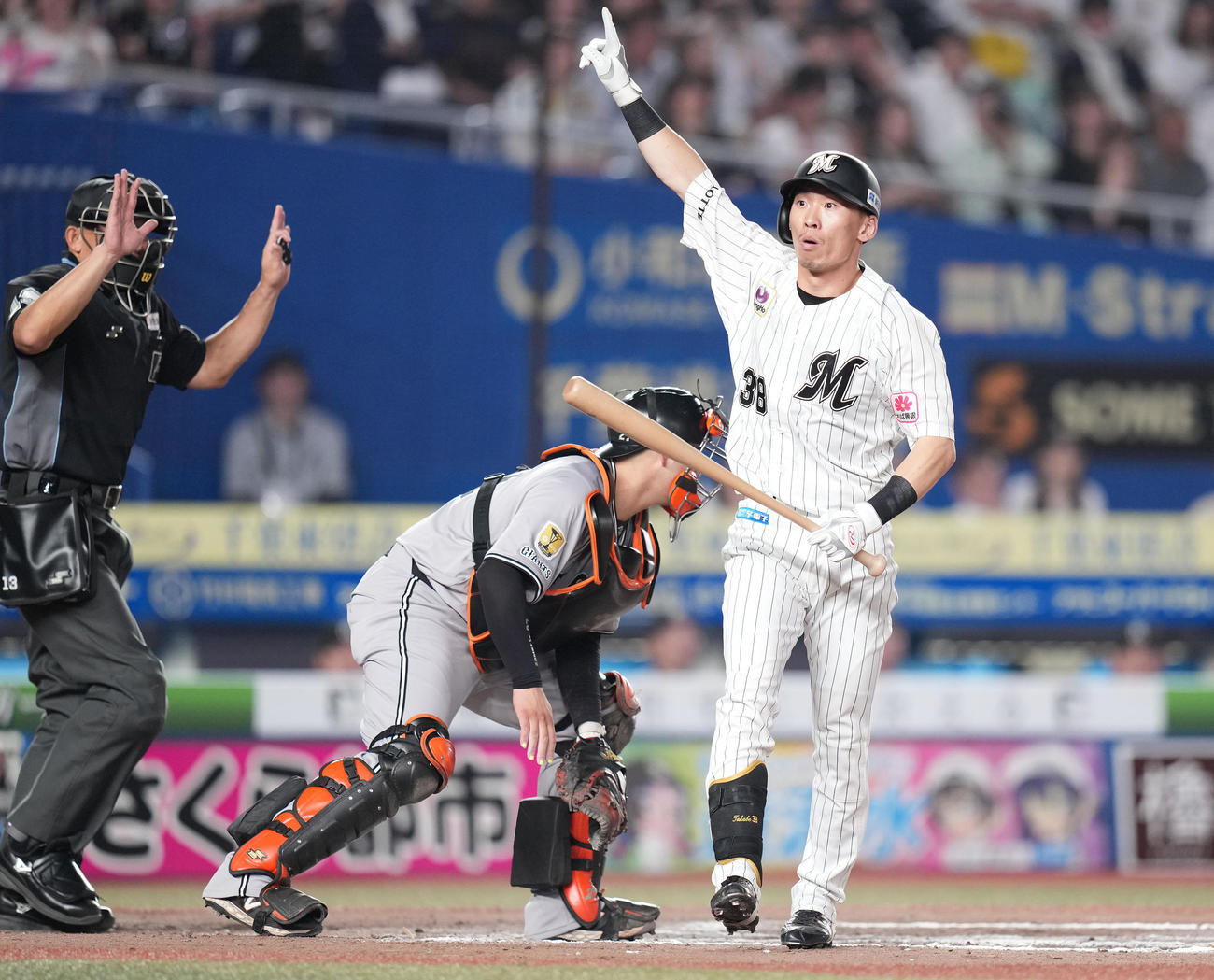 2025年6月5日、10回裏、押し出し死球を受け巨人にサヨナラ勝ちし、指を突き上げるロッテ高部