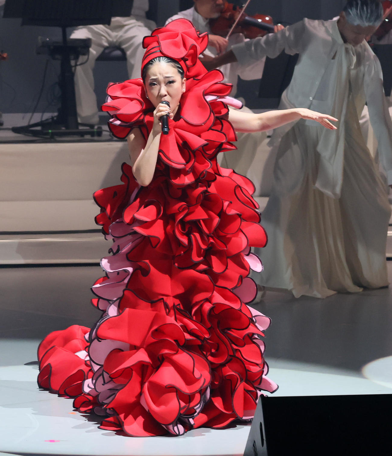 大阪万博の「ジャパンデ－」で熱唱しパフォーマンスを披露するMISIA（撮影・加藤哉）