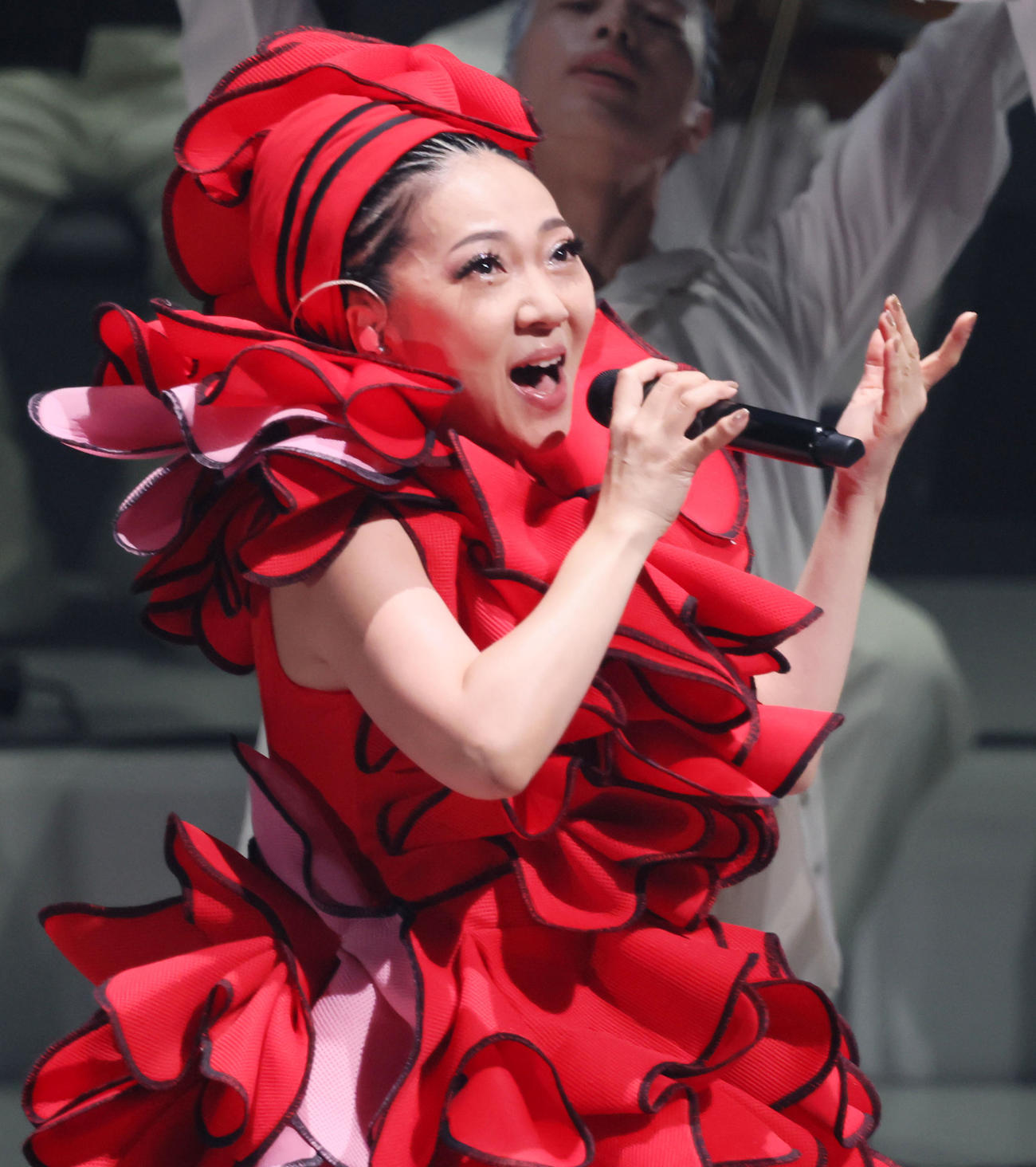 大阪万博の「ジャパンデ－」で熱唱しパフォーマンスを披露するMISIA（撮影・加藤哉）