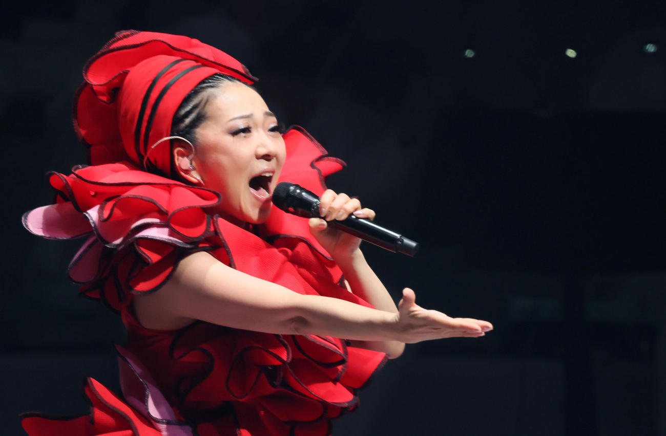 大阪万博の「ジャパンデ－」で熱唱しパフォーマンスを披露するMISIA（撮影・加藤哉）