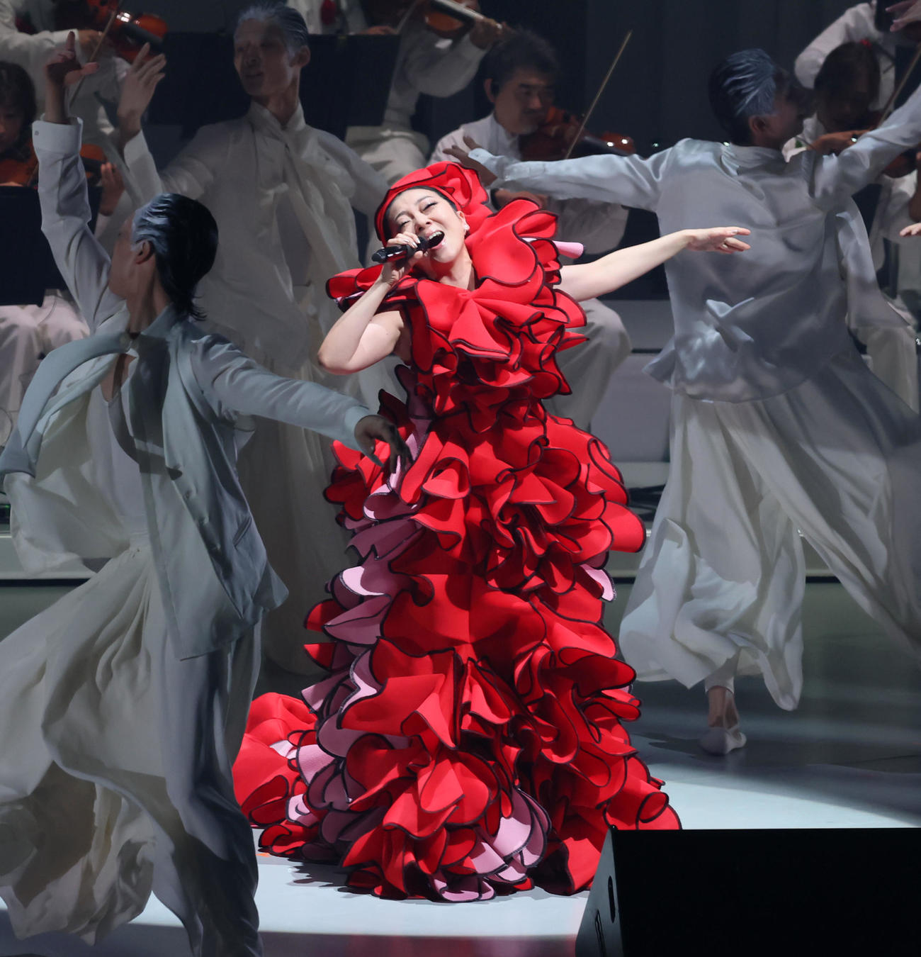 大阪万博の「ジャパンデ－」で熱唱しパフォーマンスを披露するMISIA（撮影・加藤哉）