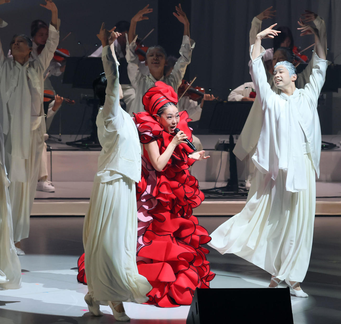 大阪万博の「ジャパンデ－」で熱唱しパフォーマンスを披露するMISIA（撮影・加藤哉）