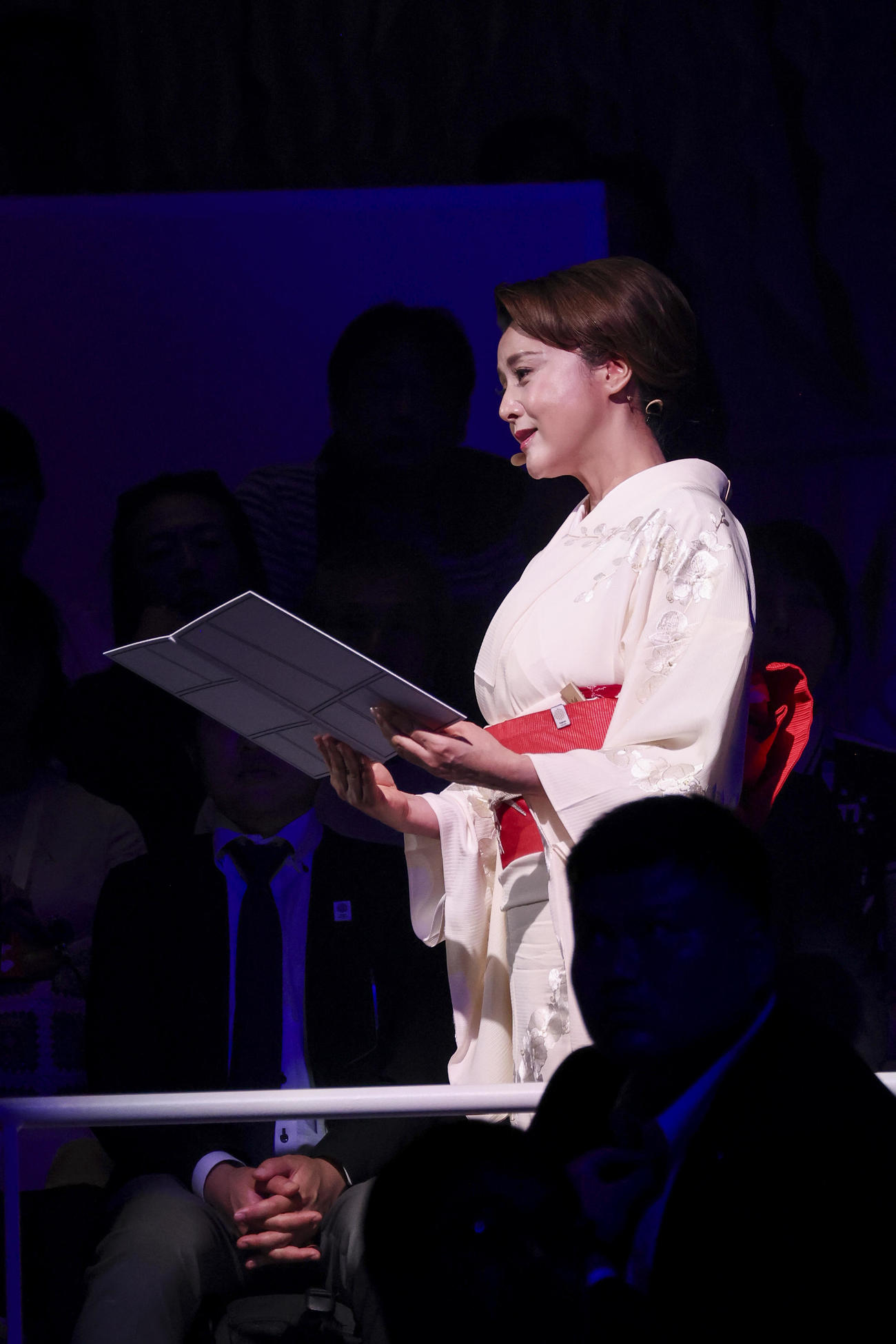 大阪・関西万博ジャパンデーの式典に着物姿で登壇し、メッセージを朗読する藤原紀香