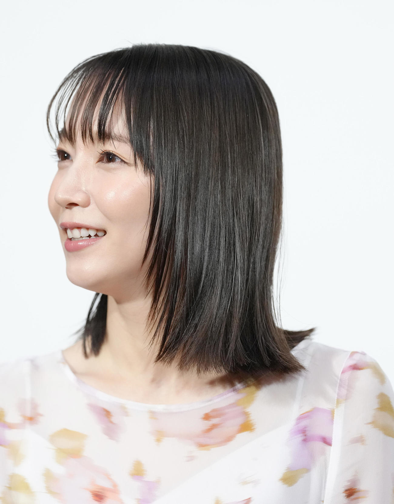 会見に登壇し、笑顔を見せる吉岡里帆（撮影・足立雅史）