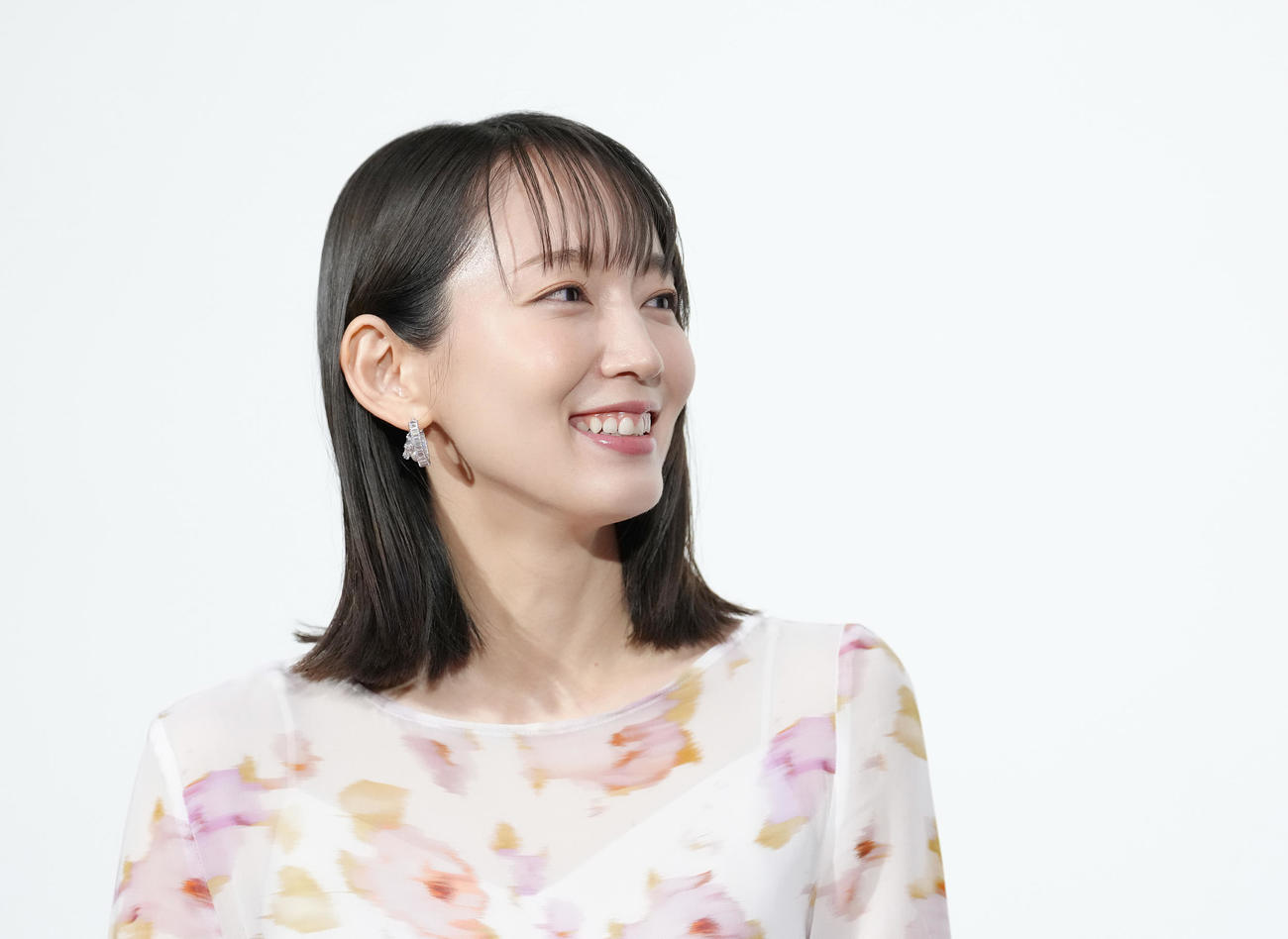 会見に登壇し、笑顔を見せる吉岡里帆（撮影・足立雅史）