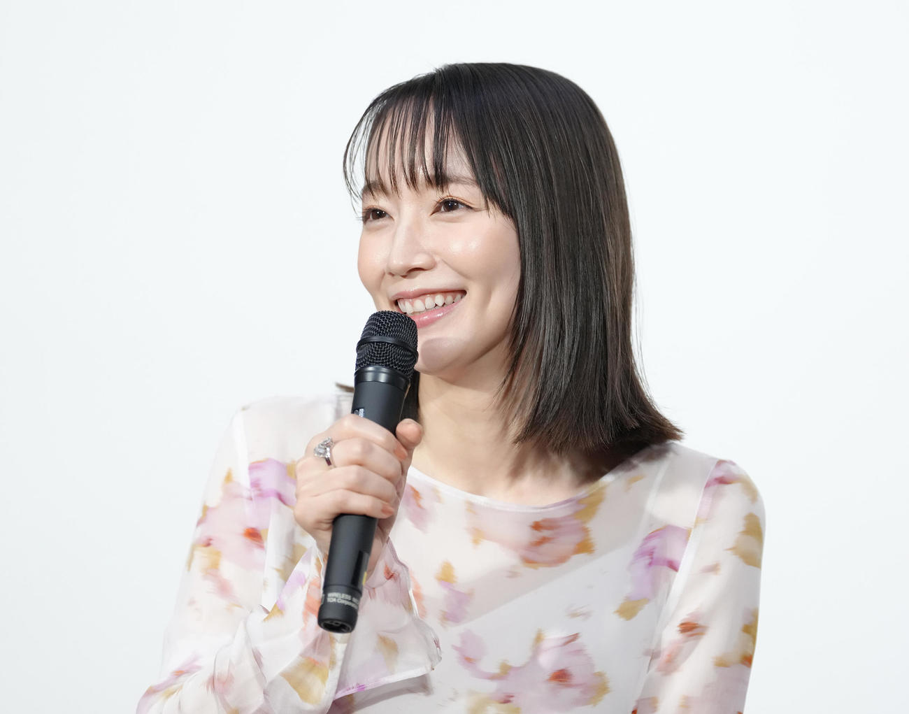 会見に登壇し、笑顔で見所を語る吉岡里帆（撮影・足立雅史）
