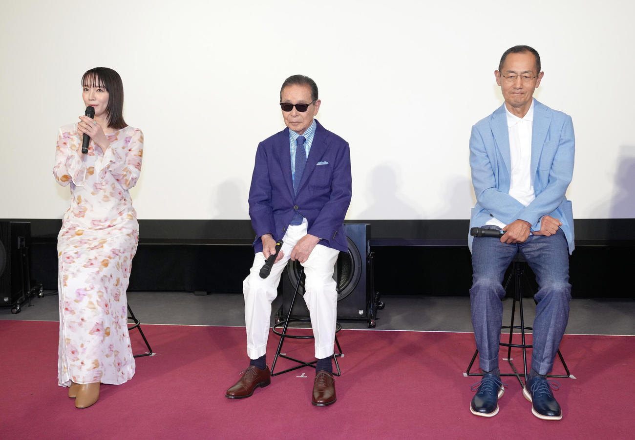 会見に登壇し、タモリ（中央）、山中伸弥氏（右）との共演について話す吉岡里帆（撮影・足立雅史）