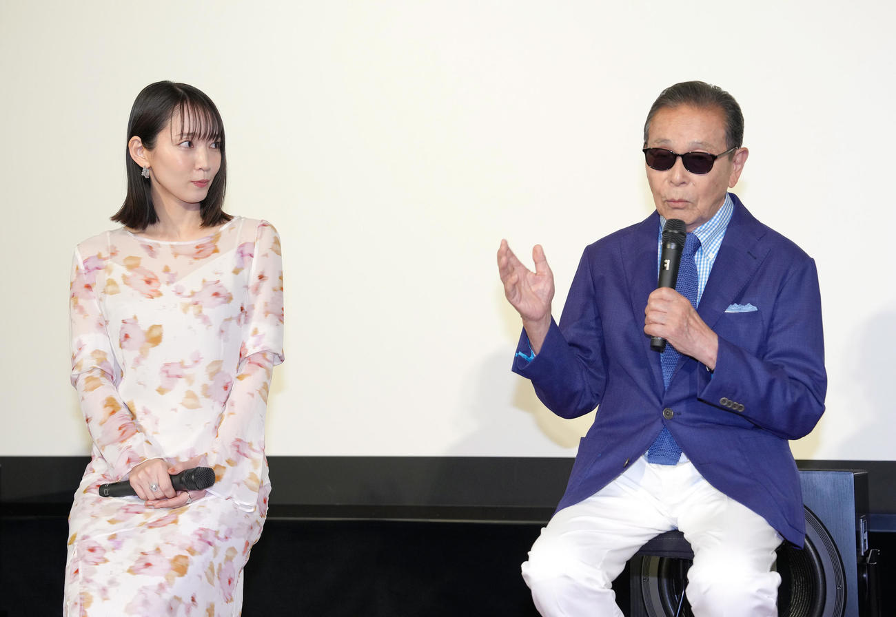 会見に登壇し、共演の吉岡里帆（左）について話すタモリ（撮影・足立雅史）