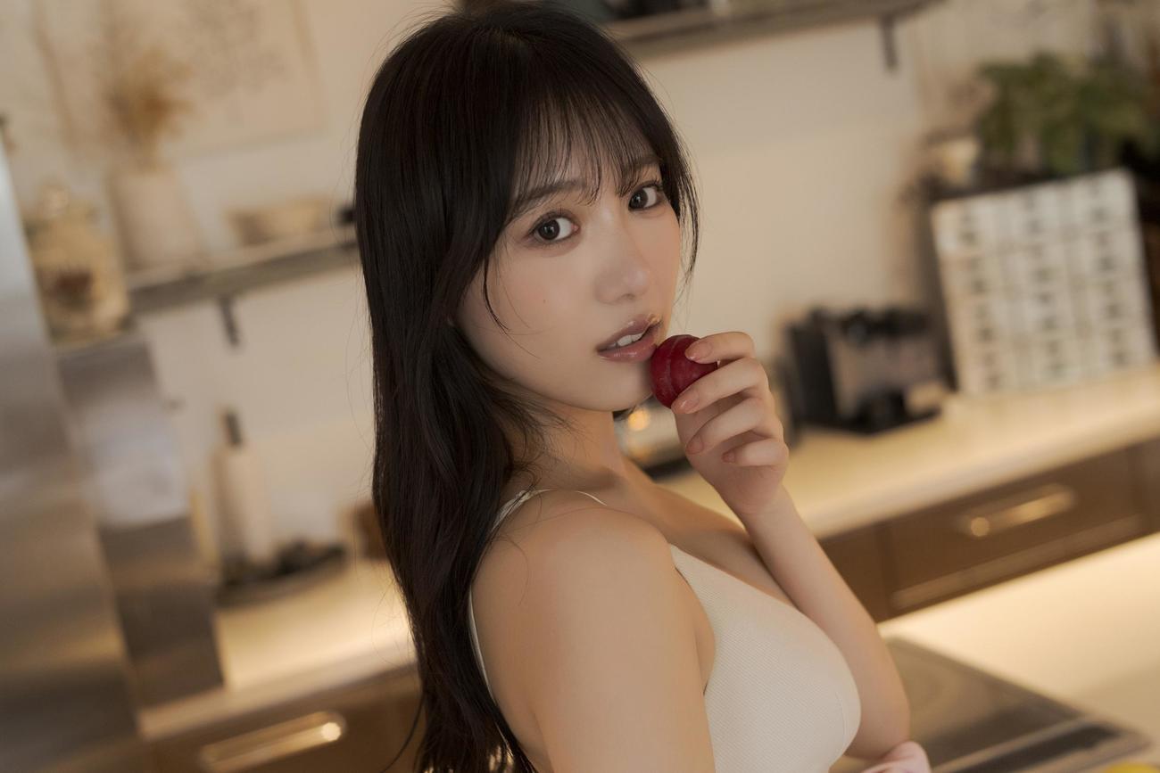 「BUBKA」でグラビアを飾っている横野すみれ　（撮影＝田畑竜三郎）（C）白夜書房