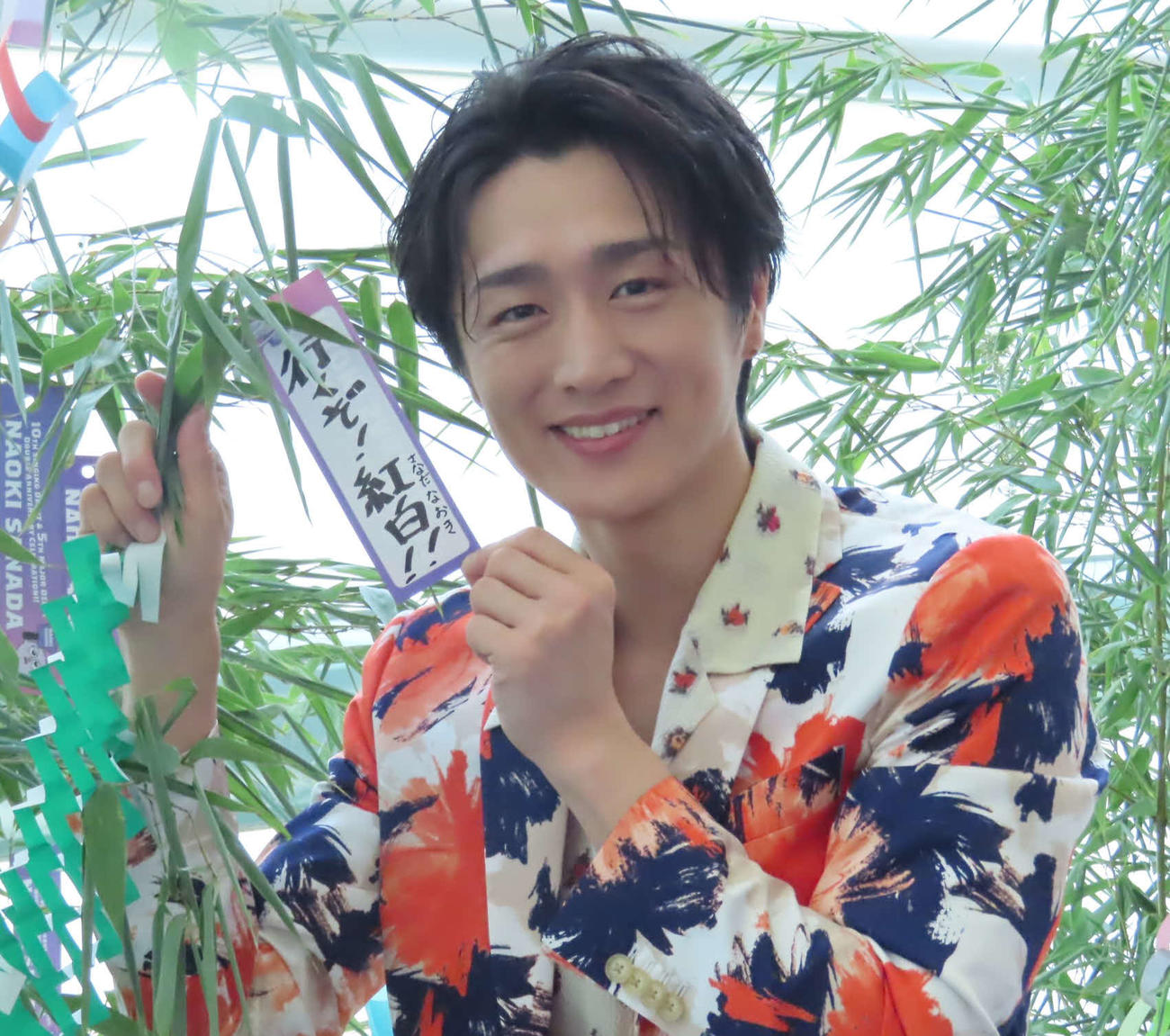 「2025NAOKI　サマーツアー」初日公演前に、短冊を結ぶ真田ナオキ