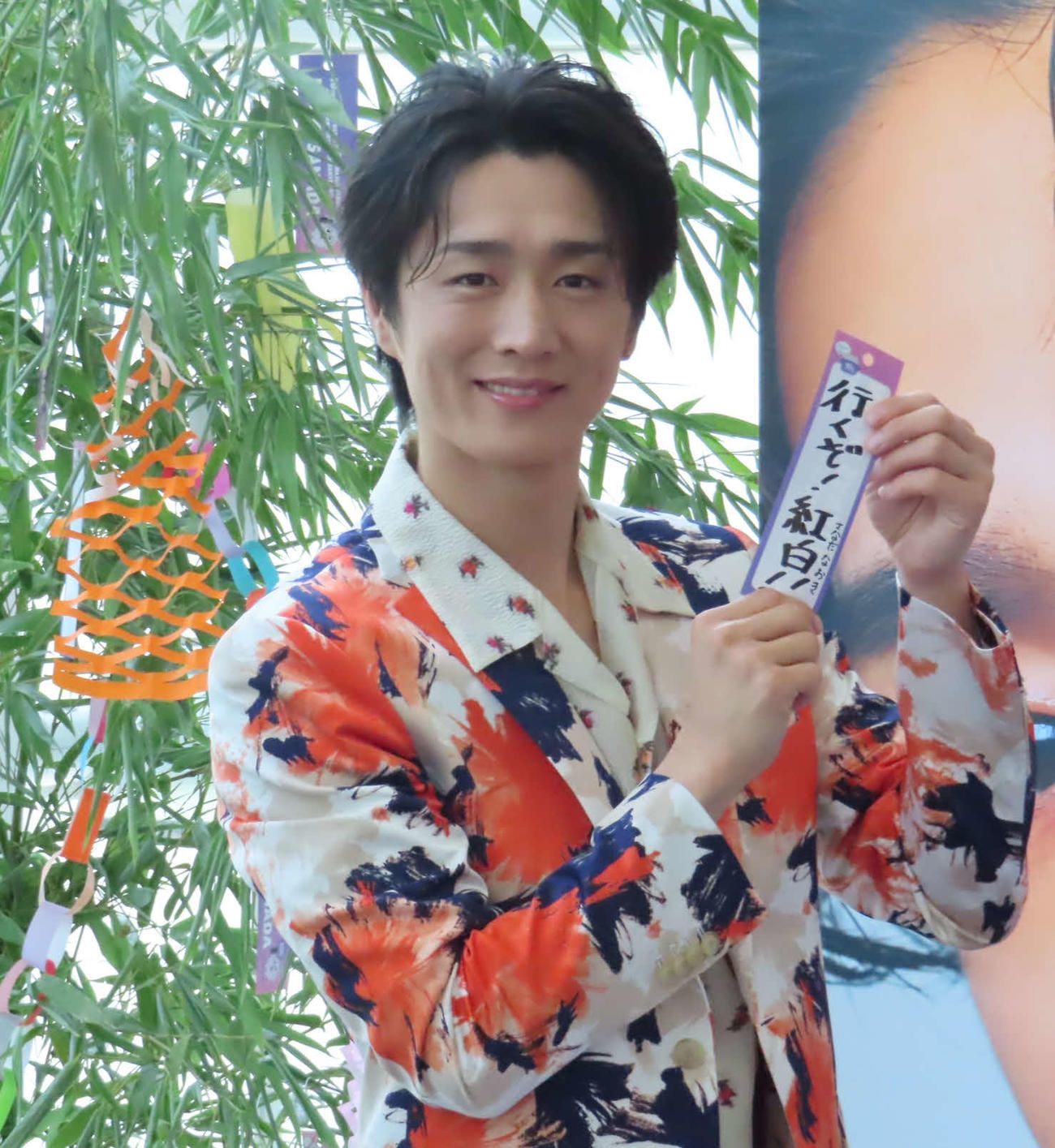 「2025NAOKI　サマーツアー」初日公演前に、短冊に願いを書いた真田ナオキ