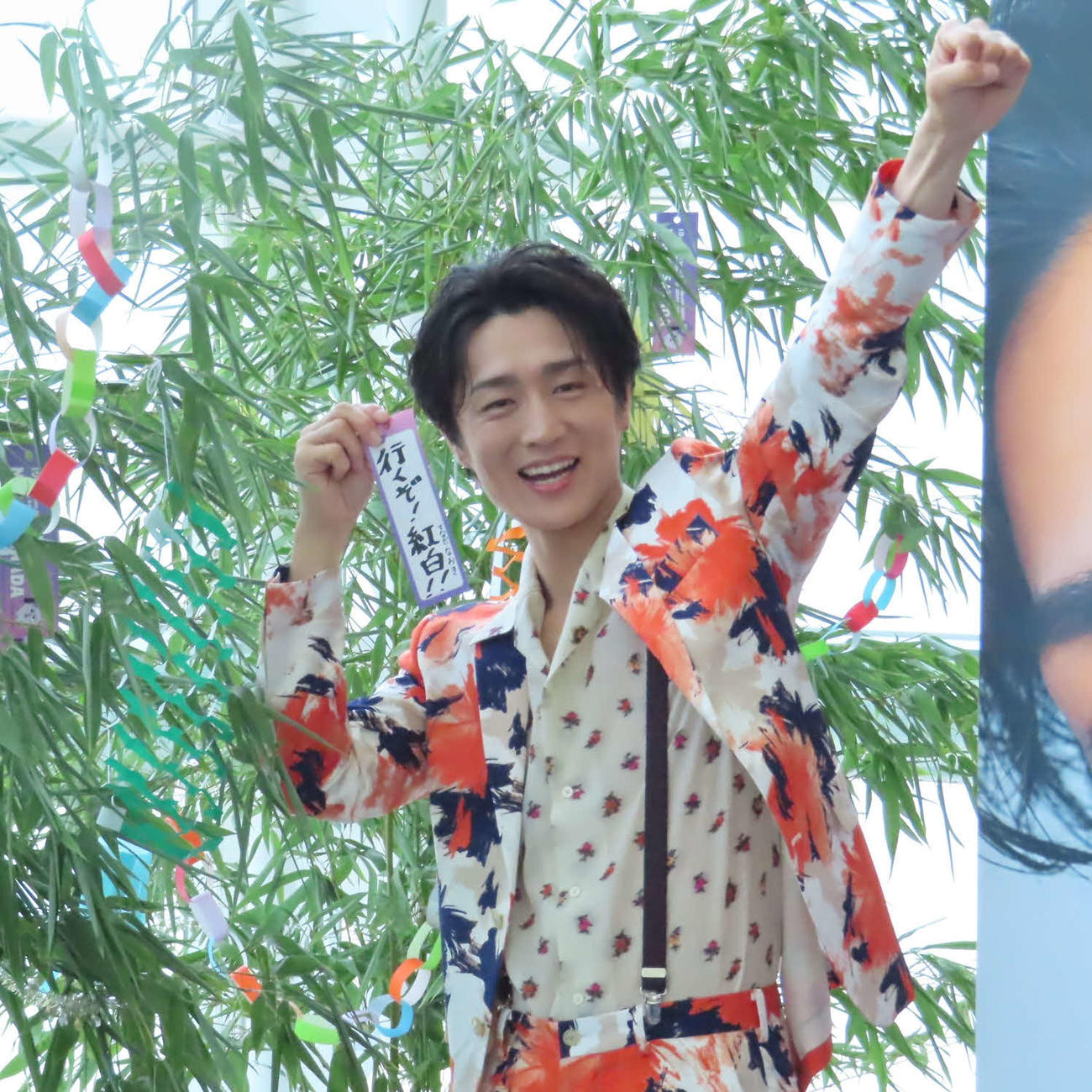 「2025NAOKI　サマーツアー」初日公演前に、短冊に願いを書いた真田ナオキ