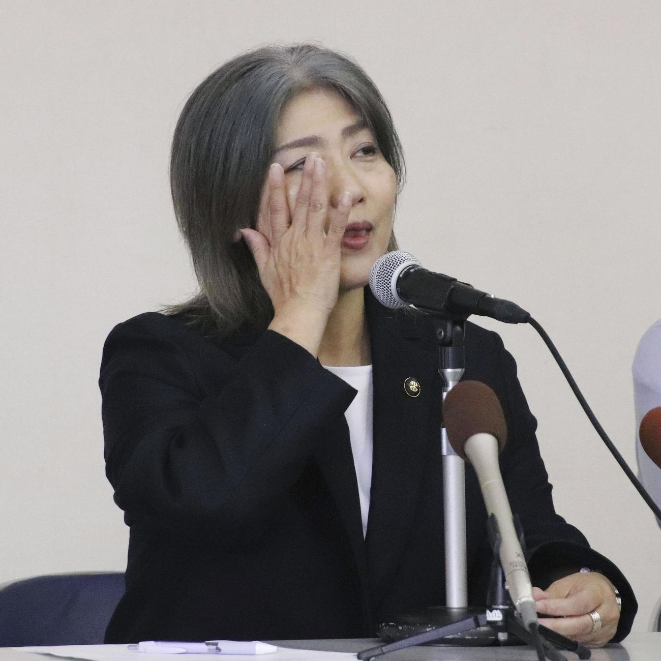 記者会見で涙ぐむ静岡県伊東市の田久保真紀市長＝2日午前、伊東市（共同）
