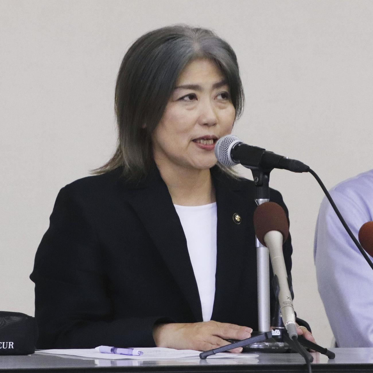 記者会見する静岡県伊東市の田久保真紀市長（共同）