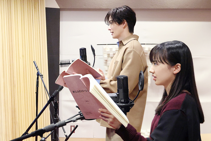 アニメ映画「果てしなきスカーレット」のアフレコを行う芦田愛菜と岡田将生（C）2025スタジオ地図