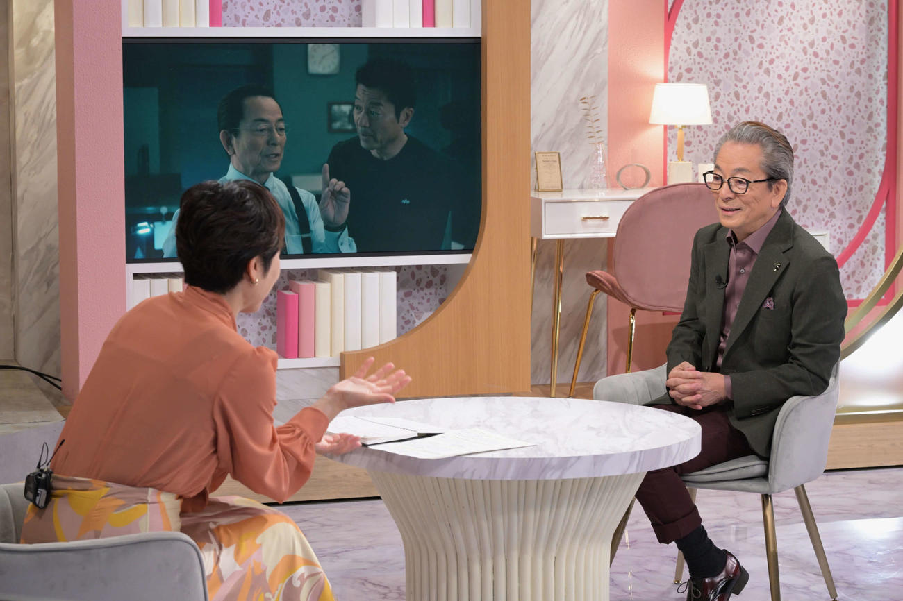 有働由美子キャスターと「相棒」について語る水谷豊（右）