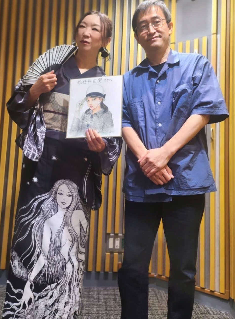 アニメ「クリムゾン」の主題歌「烏揚羽」を書き下ろした松任谷由実と伊藤潤二氏（右）