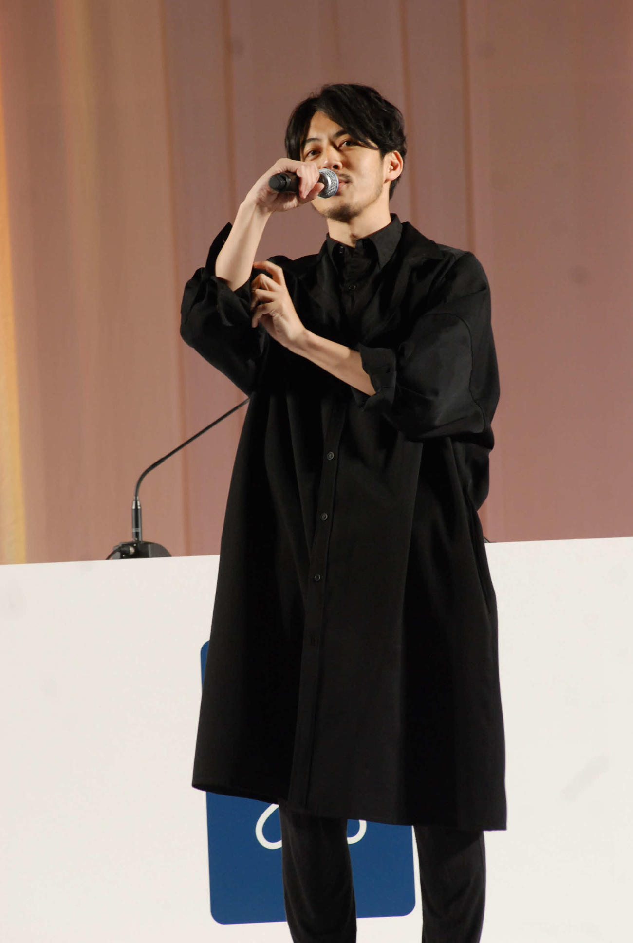 近大の卒業式にサプライズ出演したキングコング西野亮廣（2019年3月撮影）